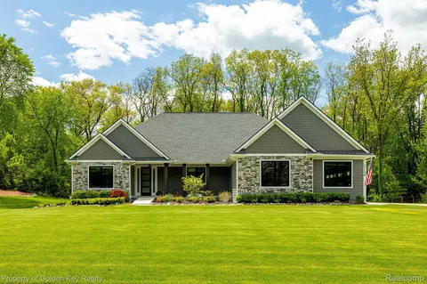 5352 Timber Bend Dr, Genoa, MI 48116