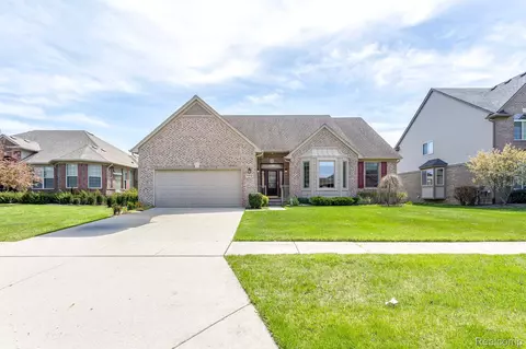 17812 Goldeneye Dr, Clinton Township, MI 48038