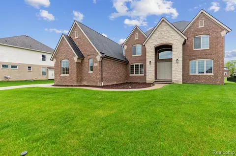 48347 La Lona Dr, Utica, MI 48315