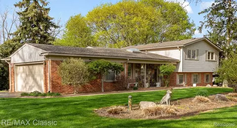 2769 Brady Dr, Bloomfield Hills, MI 48304