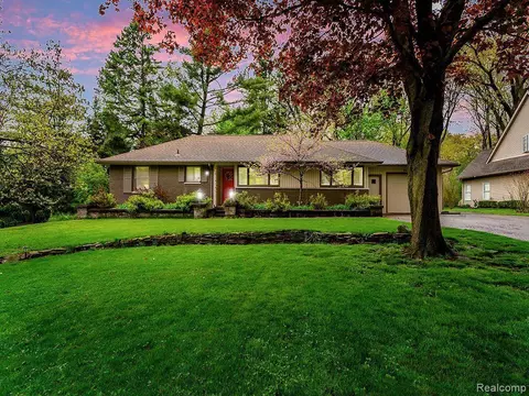 354 Eileen Dr, Bloomfield Township, MI 48302