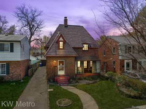 5011 Hillcrest St, Grosse Pointe, MI 48236