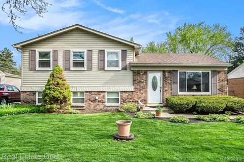 2639 Trailwood Dr, Troy, MI 48083