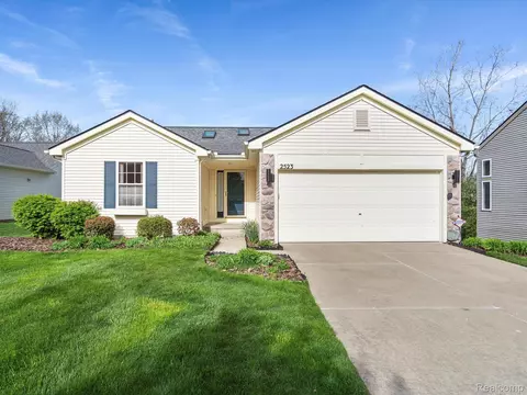 2523 Driftwood Dr, Waterford, MI 48329