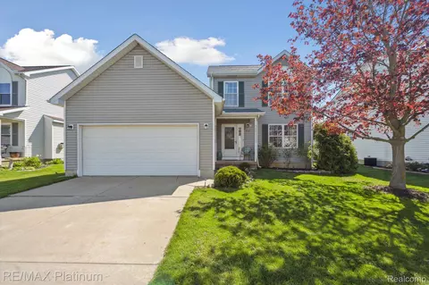 712 Village Dr, Fowlerville, MI 48836