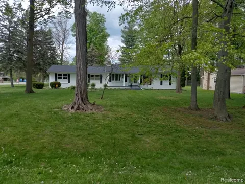 6374 Brian Circle Ln, Burton, MI 48509