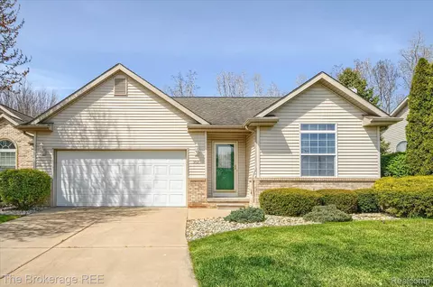 3523 Applewood Ln, Grand Blanc, MI 48439