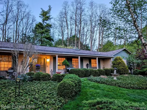 4554 Private Lake Dr, Bloomfield Hills, MI 48301