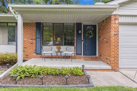 2651 Winter Dr, Troy, MI 48083