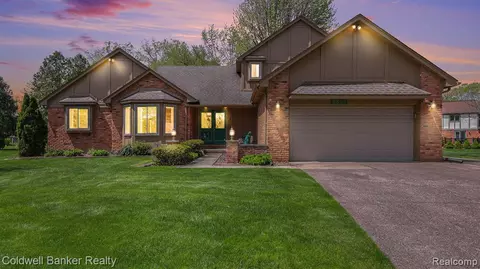 6809 Forest Park Dr, Troy, MI 48098