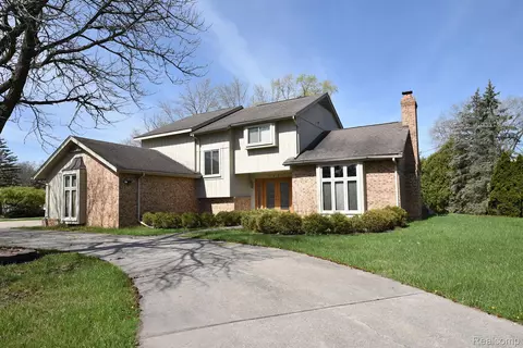 5824 Dunmore Dr, West Bloomfield, MI 48322