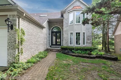 7325 Carriage Creek Dr, Washington, MI 48094