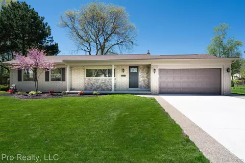 17333 W Westbrook Dr, Livonia, MI 48152