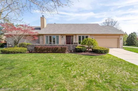 5906 Whitfield Dr, Troy, MI 48098