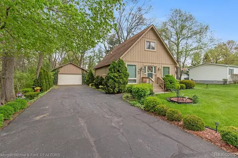 211 Lakeside Dr, Howell, MI 48843