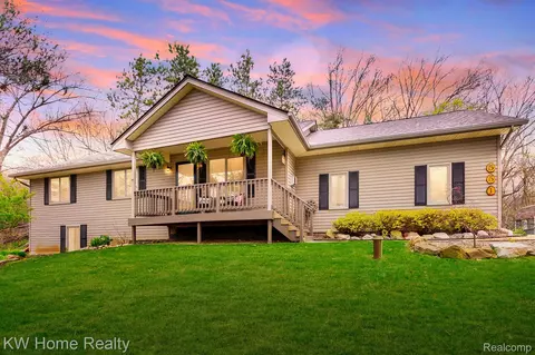 551 Lakeview Dr, White Lake, MI 48386