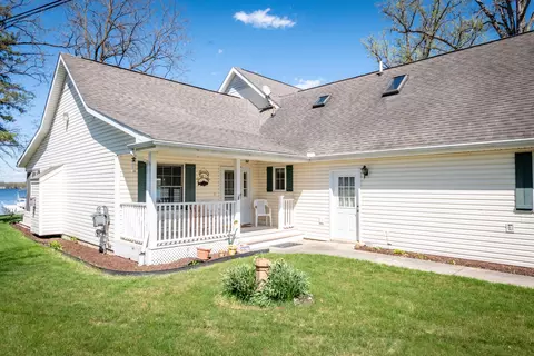 8719 Lagoon Dr, Brighton, MI 48116