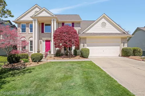 28529 Golf Pointe Blvd, Farmington Hills, MI 48331