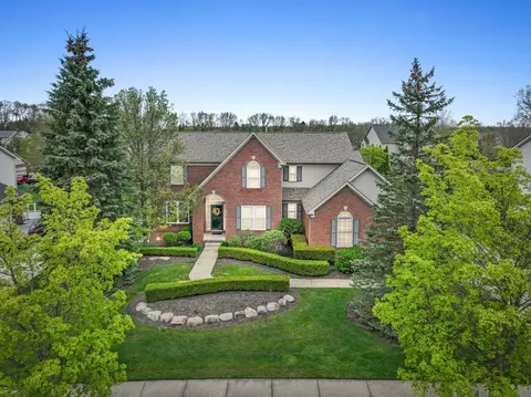 1353 Coach House Ln, South Lyon, MI 48178