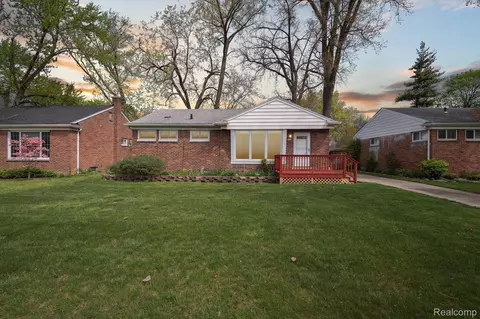 8940 Oak Park Blvd, Oak Park, MI 48237