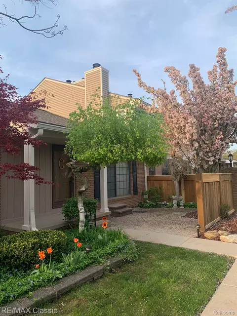 22260 Pondview, Novi, MI 48375