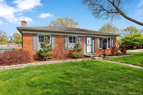 11165 S Maplelawn Ave, Taylor, MI 48180