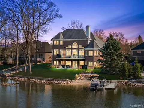 4214 Bay Shores Dr, Waterford, MI 48329