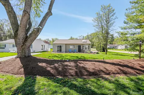 5299 Clinton River Dr, Waterford, MI 48327