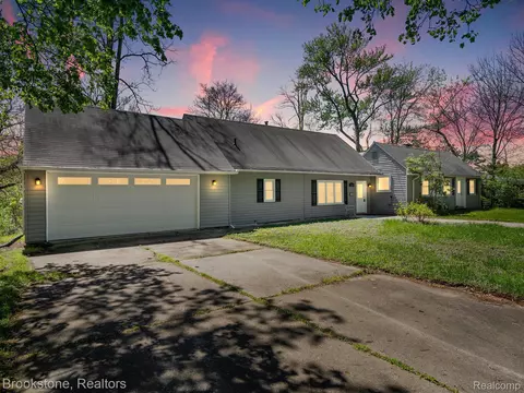 32105 Valley View St, Farmington, MI 48336