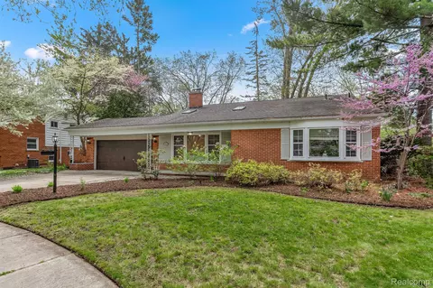 29737 Mark Ln, Livonia, MI 48152