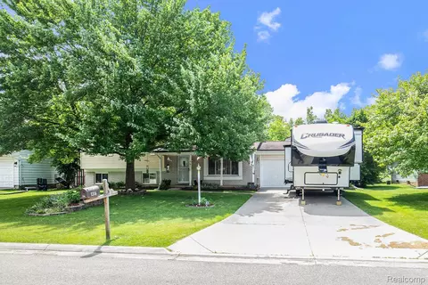 1316 Norfolk Ave, Grand Blanc, MI 48439