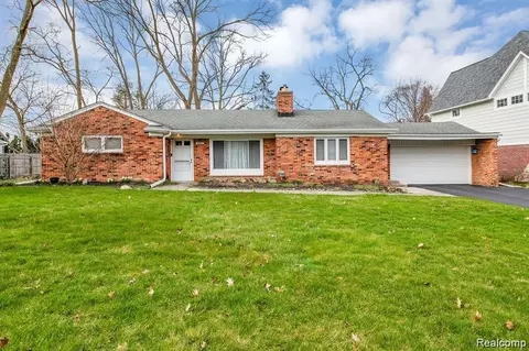 2082 Lakeshire, West Bloomfield, MI 48323