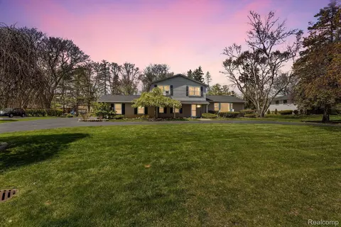 28235 E Kalong Cir, Southfield, MI 48034