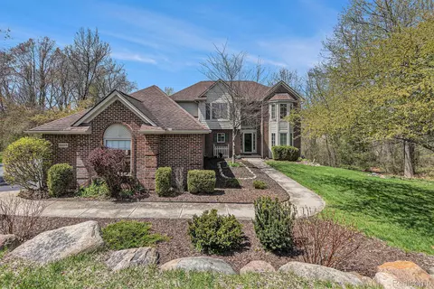 3825 Justin, White Lake, MI 48383