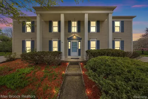 5480 Hammersmith Dr, West Bloomfield, MI 48322