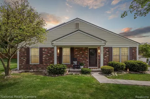 7662 Woodview Dr, Waterford, MI 48327