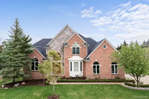 1057 Salma Dr, Troy, MI 48084