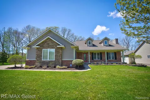 9232 Hidden Oaks Dr, Grand Blanc, MI 48439