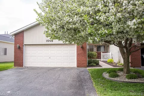 1002 Saint Joseph Ln, Marysville, MI 48040