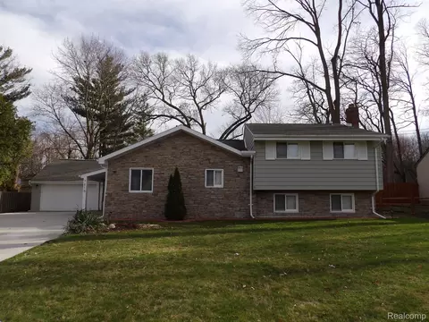 7315 Colony Dr, West Bloomfield, MI 48323