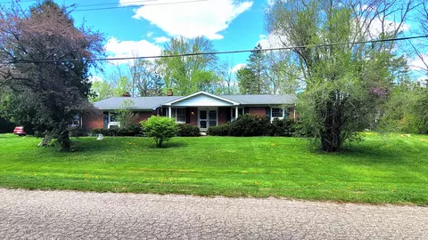 1059 Pinecrest Ln, Grand Blanc, MI 48439