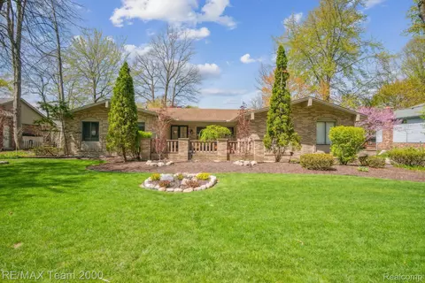 14611 Fairlane St, Livonia, MI 48154