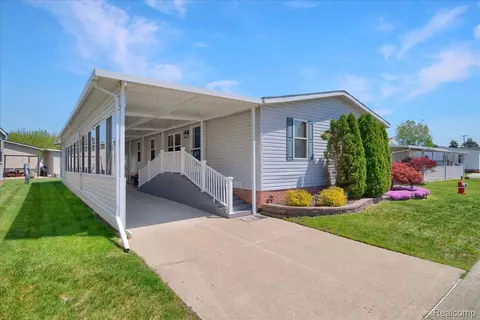 49504 Serenity Ln, Shelby Township, MI 48315