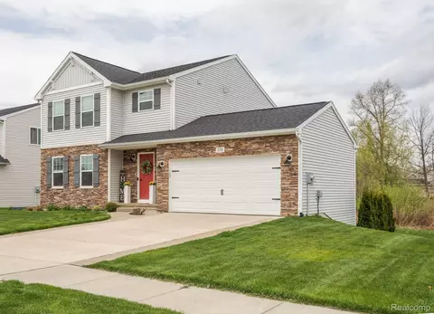 576 Knollwood Dr, Brandon, MI 48462