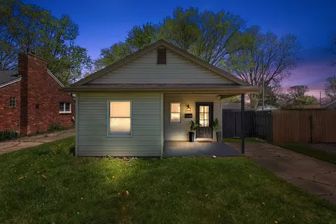 22116 Hawthorne St, Farmington, MI 48336
