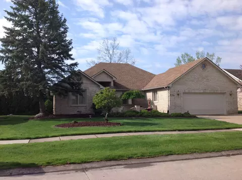 15704 Mountainside Dr, Macomb, MI 48042