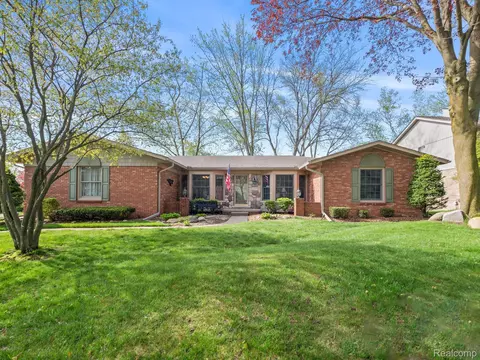 2295 Chesapeake Crt Ct, Troy, MI 48098