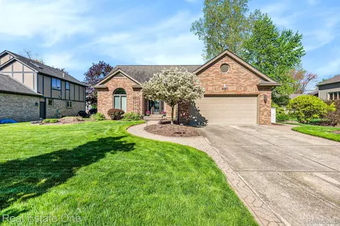 4107 Shadrock Dr, Troy, MI 48085