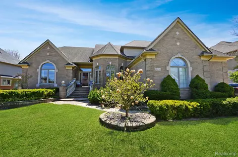 2310 Kingscross Dr, Shelby Township, MI 48316