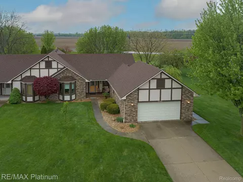 6048 Oak Creek Dr, Mundy, MI 48473